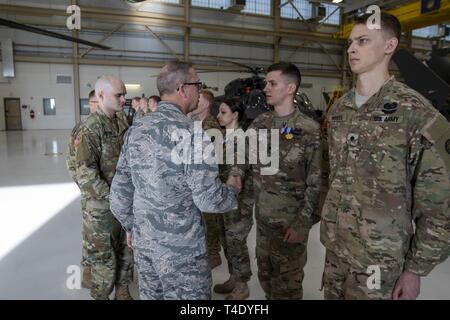 Zehn Soldaten mit Firma B des Minnesota Army National Guard, 2-211 th Allgemeine Unterstützung Aviation Battalion, wurden bei der Army Aviation Support Facility Nr. 2 in Grand Island, 27. März 2019 geehrt, von Generalmajor Daryl Bohac, Nebraska Adjutant General, für die Bereitstellung der folgenden historischen Überschwemmungen über die staatliche Unterstützung der Nebraska National Guard. Als Teil einer Emergency Management Hilfe kompakt, dem Minnesota Crew eine CH-47 Chinook- und Wartungsunterstützung für Chinook Hubschrauber Nebraska National Guard. Das Minnesota crew auch Antenne Unterstützung mit Mitgliedern der Neb Stockfoto