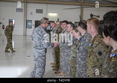 Zehn Soldaten mit Firma B des Minnesota Army National Guard, 2-211 th Allgemeine Unterstützung Aviation Battalion, wurden bei der Army Aviation Support Facility Nr. 2 in Grand Island, 27. März 2019 geehrt, von Generalmajor Daryl Bohac, Nebraska Adjutant General, für die Bereitstellung der folgenden historischen Überschwemmungen über die staatliche Unterstützung der Nebraska National Guard. Als Teil einer Emergency Management Hilfe kompakt, dem Minnesota Crew eine CH-47 Chinook- und Wartungsunterstützung für Chinook Hubschrauber Nebraska National Guard. Das Minnesota crew auch Antenne Unterstützung mit Mitgliedern der Neb Stockfoto