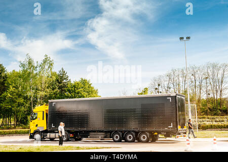 Nizza, Frankreich - 7. Mai 2016: männliche Fahrer in der Nähe von neuen elektrischen Renault T520 Yellow Truck der Formel 1 Sport Team an der Autobahn parken, die schnell mit Turbolader Renault F1 Grand Prix Stockfoto