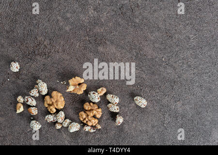 Mischung aus getrockneten Früchten und Nüssen auf einem dunklen Hintergrund mit kopieren. Ansicht von oben. Symbole der jüdischen Feiertag Tu Bishvat Stockfoto