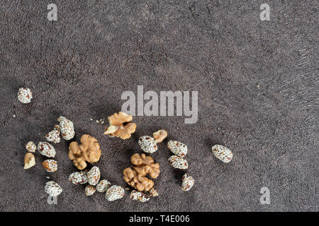 Mischung aus getrockneten Früchten und Nüssen auf einem dunklen Hintergrund mit kopieren. Ansicht von oben. Symbole der jüdischen Feiertag Tu Bishvat Stockfoto