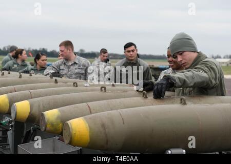 Flieger zum 2 Munition Squadron Montage Munition zugewiesen, bereitgestellt von Barksdale Air Force Base, La., die Arbeit an einer geführten Bombe Einheit - 38 an RAF Fairford, England, 21. März 2019. Jede Komponente wird gründlich geprüft und getestet, bevor sie in die Bombe angebracht ist. Die Munition die Munition 420th Squadron der RAF Welford zur Unterstützung der Bomber task force Operationen in Europa geliefert. Stockfoto