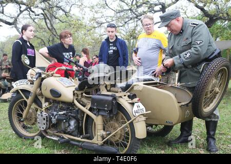 Freiwillige führen Sie eine Live reenactment des Zweiten Weltkriegs Ereignisse während der Living History Wochenende im Museum der Amerikanischen G.I. , College Station, Texas am 23. März 2019. Das Museum der Amerikanischen G.I. ist eine gemeinnützige Organisation, die in College Station, Texas, das unter der Schirmherrschaft von Partnern durch Spenden und fundraising Kampagnen betreibt. Die Mission des Museums ist die Traditionen der Vergangenheit unseres militärischen zu bewahren und künftigen Generationen zu erziehen. Stockfoto