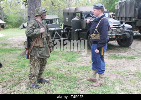 COLLEGE STATION, Texas - Christopher Hutchins (links) und Woodrow Wilson (rechts), Re-enactors in die lebendige Geschichte Wochenende, hat eine zwanglose Diskussion vor der live Dramatisierung. Lone Star Living History Crew Mitglieder einer Live Re-enactment des Zweiten Weltkriegs Ereignisse während der Living History Wochenende im Museum der Amerikanischen G.I. , College Station, Texas am 23. März 2019. Das Museum der Amerikanischen G.I. ist eine gemeinnützige Organisation, die in College Station, Texas, das unter der Schirmherrschaft von Partnern durch Spenden und fundraising Kampagnen betreibt. Die Mission des Museums ist herkömmliche zu erhalten Stockfoto