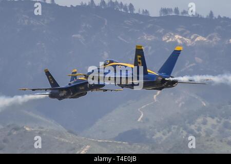 SALINAS, Kalifornien (23. März 2019) der US-Navy Flight Demonstration Squadron, die Blue Angels, solo Piloten durchführen das "entgegengesetzte vertikale Pitch"-Manöver während einer Demonstration im California International Airshow am Salinas Municipal Airport. Das Team wird voraussichtlich 61 Flugvorführungen an 32 Standorten im Land der Stolz und die Professionalität der US Navy und Marine Corps zur Schau zu stellen, die amerikanische Öffentlichkeit auf die im Jahr 2019 durchzuführen. Stockfoto