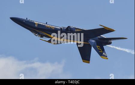 SALINAS, Kalifornien (23. März 2019) Lead Solo pilot Lt.Cmdr. Brandon Hempler, zu der US-Navy Flight Demonstration Squadron, die Blue Angels zugewiesen, führt das "entgegengesetzte invertiert Roll"-Manöver während einer Demonstration im California International Airshow am Salinas Municipal Airport. Das Team wird voraussichtlich 61 Flugvorführungen an 32 Standorten im Land der Stolz und die Professionalität der US Navy und Marine Corps zur Schau zu stellen, die amerikanische Öffentlichkeit auf die im Jahr 2019 durchzuführen. Stockfoto