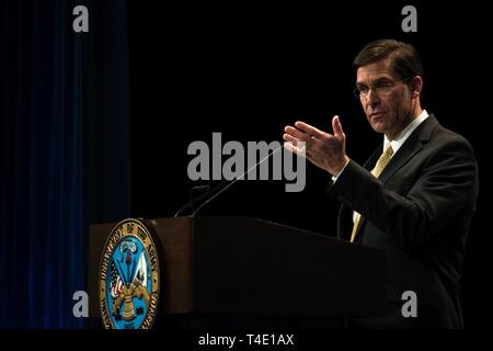 Dr. Mark T. Esper, Sekretär der US-Armee, spricht während der posthume Induktion Zeremonie der U.S. Army Staff Sgt. Travis Atkins in die Halle des Pentagon von Helden mit atkin's Familie im Pentagon in Washington, D.C., 28. März 2019. Die Induktion wird Atkins' Namen zu den distinguished Roster in der Halle der Helden hinzu, permanente des Verteidigungsministeriums Anzeige der Aufzeichnung für alle Empfänger der Ehrenmedaille. Stockfoto