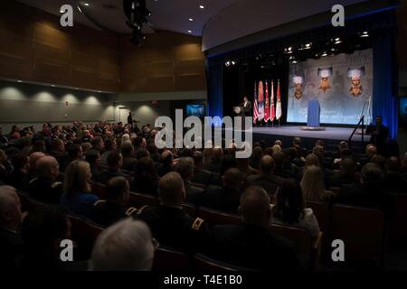 Dr. Mark T. Esper, Sekretär der US-Armee, spricht während der posthume Induktion Zeremonie der U.S. Army Staff Sgt. Travis Atkins in die Halle des Pentagon von Helden mit atkin's Familie im Pentagon in Washington, D.C., 28. März 2019. Die Induktion wird Atkins' Namen zu den distinguished Roster in der Halle der Helden hinzu, permanente des Verteidigungsministeriums Anzeige der Aufzeichnung für alle Empfänger der Ehrenmedaille. Stockfoto