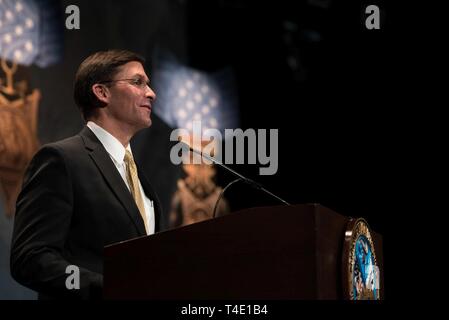 Dr. Mark T. Esper, Sekretär der US-Armee, spricht während der posthume Induktion Zeremonie der U.S. Army Staff Sgt. Travis Atkins in die Halle des Pentagon von Helden mit atkin's Familie im Pentagon in Washington, D.C., 28. März 2019. Die Induktion wird Atkins' Namen zu den distinguished Roster in der Halle der Helden hinzu, permanente des Verteidigungsministeriums Anzeige der Aufzeichnung für alle Empfänger der Ehrenmedaille. Stockfoto
