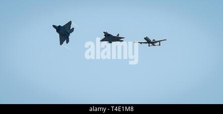 Eine A-10 Warthog auf der 75th Fighter Squadron bei Moody Air Force Base, Ga zugeordnet, und zwei F-22 Raptors auf der 94th Fighter Squadron bei Joint Base Langley - Eustis, Virginia, fliegen über Columbus AFB, Fräulein, 27. März 2019 zugeordnet. Piloten von Air Combat Command und Air Force Special Operations Team besucht BLAZE Fähigkeiten und ihrer Flugzeuge beantworten Fragen über das Berufsfeld zu erklären. Stockfoto