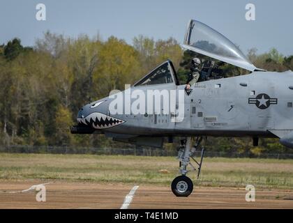 Eine A-10 Warthog auf der 75th Fighter Squadron bei Moody Air Force Base, Ga zugeordnet, die Taxis auf der Flucht line März 27, 2019, auf Columbus AFB, Fräulein Piloten von Air Combat Command und Air Force Special Operations Team besucht BLAZE Fähigkeiten und ihrer Flugzeuge beantworten Fragen über das Berufsfeld zu erklären. Stockfoto