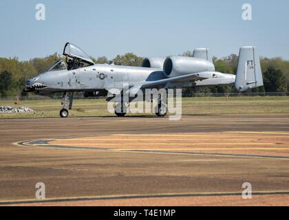 Eine A-10 Warthog auf der 75th Fighter Squadron bei Moody Air Force Base, Ga zugeordnet, die Taxis auf der Flucht line März 27, 2019, auf Columbus AFB, Fräulein Piloten von Air Combat Command und Air Force Special Operations Team besucht BLAZE Fähigkeiten und ihrer Flugzeuge beantworten Fragen über das Berufsfeld zu erklären. Stockfoto