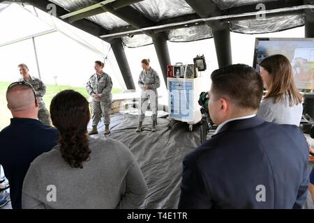 Tech Sgt. John sessums, Senior Master Sgt. Wendy Beltran Del Rio, und Staff Sgt. Kayla Gaither, Mitglieder der 149 medizinische Gruppe der Abteilung 1, die Rolle Ihres Teams im 6 CERFP Task Force diskutieren zu einer Gruppe von bürgerliche Führer touring Die 149 Fighter Wing an JBSA - Lackland, Texas, 28. März 2019. Die Texas National Guard 6 CERFP Task Force, die Det-1 Die 149 Medical Group und der 149 Force Support Squadron Verhängnis Suche und Recovery Team, besteht aus Texas Luft- und Army National Guard Mitglieder, die aufgerufen werden können Ersthelfer innerhalb von FEMA-Region zu unterstützen enthält Stockfoto