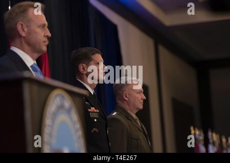 Usa handeln Verteidigungsminister Patrick M. Shanahan (links) ist mit dem scheidenden Kommandeur des US Central Command, General der US-Armee Joseph L. Votel gesehen, und die eingehenden Kommandeur des US Central Command, US Marine Corps Gen. Kenneth F. McKenzie jr., an der Centcom Ändern des Befehls, Tampa, Florida, 28. März 2019. Stockfoto