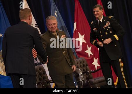 Usa handeln Verteidigungsminister Patrick M. Shanahan schüttelt Hände mit dem neuen Kommandeur des US Central Command, US Marine Corps Gen. Kenneth F. McKenzie jr., an der Centcom Ändern des Befehls, Tampa, Florida, 28. März 2019. Die ausgehende Centcom Commander, U.S. Army Gen. Joseph L. Votel, ist auf der rechten Seite. Stockfoto