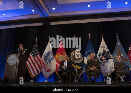 Der scheidende Kommandeur des US Central Command, General der US-Armee Joseph L. Votel, liefert der Centcom Ändern des Befehls, Tampa, Florida, 28. März 2019. Auf der rechten Seite sind in den USA handeln Verteidigungsminister Patrick M. Shanahan und Neue Centcom Kommandant des US Marine Corps Gen. Kenneth F. McKenzie jr. Stockfoto