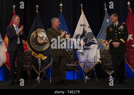 Von links, USA handeln Verteidigungsminister Patrick M. Shanahan und der neue Kommandeur des US Central Command, US Marine Corps Gen. Kenneth F. McKenzie jr., applaudieren ausgehende Centcom Commander, U.S. Army Gen. Joseph L. Votel, Tampa, Florida, 28. März 2018. Stockfoto