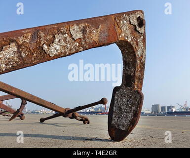 Große rostige Bojen Anker mit Seepocken Stockfoto