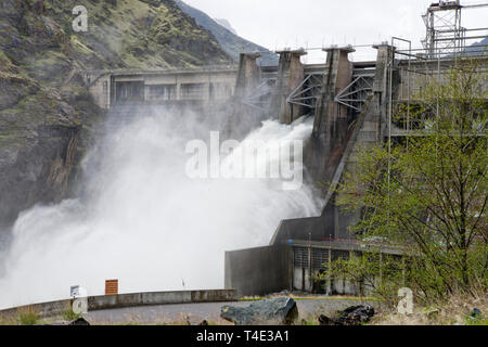 Hells Canyon Damm in Hells Canyon (Oregon/Idaho) Freigabe von rund 32.000 Kubikmeter pro Sekunde (CFS) Stockfoto