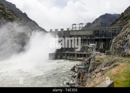 Hells Canyon Damm in Hells Canyon (Oregon/Idaho) Freigabe von rund 32.000 Kubikmeter pro Sekunde (CFS) Stockfoto