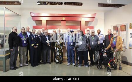 Vietnam Veteranen und der U.S. Coast Guard hinten Adm. Melissa Bert posieren für ein Gruppenfoto nach einem Revers pinning Zeremonie im Navy Yard in Washington, D.C., 29. März 2019. Die Zeremonie war die Nationale Vietnam Veterans Day erkennen. Stockfoto