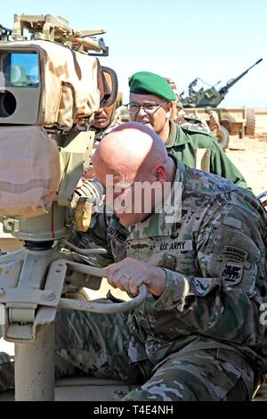 Ein Feld Training übung Demonstration wurde am 27. März 2019 stattfand, in der Nähe von Tan Tan, Marokko, als Teil der Übung afrikanischen Löwen 2019. Die Demonstration fiel zeitlich mit einem Besuch von Generalmajor Roger L. Cloutier, der US-Armee Afrika kommandierender General, und Marokkanische Generalmajor Belkhir El Farouk, der Königliche marokkanischen Oberbefehlshaber der Streitkräfte der südlichen Zone der Zentrale. Der Besuch kombinierte militärische Demonstrationen Tactical Air-Angriff Techniken, Vorwärts - Beobachter Taktiken und Abfeuern von verschiedenen Waffensystemen enthalten. Stockfoto