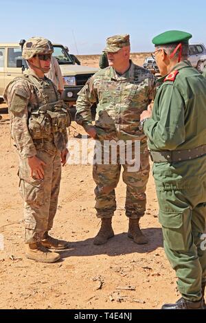 Ein Feld Training übung Demonstration wurde am 27. März 2019 stattfand, in der Nähe von Tan Tan, Marokko, als Teil der Übung afrikanischen Löwen 2019. Die Demonstration fiel zeitlich mit einem Besuch von Generalmajor Roger L. Cloutier, der US-Armee Afrika kommandierender General, und Marokkanische Generalmajor Belkhir El Farouk, der Königliche marokkanischen Oberbefehlshaber der Streitkräfte der südlichen Zone der Zentrale. Der Besuch kombinierte militärische Demonstrationen Tactical Air-Angriff Techniken, Vorwärts - Beobachter Taktiken und Abfeuern von verschiedenen Waffensystemen enthalten. Stockfoto