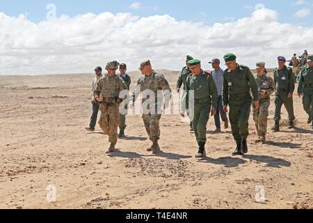 Ein Feld Training übung Demonstration wurde am 27. März 2019 stattfand, in der Nähe von Tan Tan, Marokko, als Teil der Übung afrikanischen Löwen 2019. Die Demonstration fiel zeitlich mit einem Besuch von Generalmajor Roger L. Cloutier, der US-Armee Afrika kommandierender General, und Marokkanische Generalmajor Belkhir El Farouk, der Königliche marokkanischen Oberbefehlshaber der Streitkräfte der südlichen Zone der Zentrale. Der Besuch kombinierte militärische Demonstrationen Tactical Air-Angriff Techniken, Vorwärts - Beobachter Taktiken und Abfeuern von verschiedenen Waffensystemen enthalten. Stockfoto