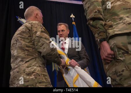 Der scheidende Kommandant der US Special Operations Command, US-Armee General Raymond A. Thomas III, übergibt die Farben in den USA handeln Verteidigungsminister Patrick M. Shanahan, während eine Änderung der Befehl Zeremonie, Tampa, Florida, 29. März 2019. Thomas command der US-Armee, General Richard D. Clarke aufgegeben. Stockfoto