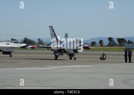 Die US Air Force Thunderbirds Antenne demonstration Team Taxi ihre Parkplätze, nachdem Sie an der Donner über der Bucht air show März 30, 2019 bei Travis Air Force Base, Calif. Das zeigen auch die F-22 Raptor und der US-Armee goldenen Ritter, zusammen mit 40 statischen zeigt. Die Veranstaltung geehrt Heimatstadt Helden wie Polizisten, Feuerwehrleute, Krankenschwestern, Lehrer und Bürger, deren selbstlose Arbeit ihren Gemeinschaften sicherer gemacht und verbessert die Lebensqualität. Stockfoto