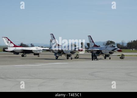 Die US Air Force Thunderbirds Antenne demonstration Team Taxi ihre Parkplätze, nachdem Sie an der Donner über der Bucht air show März 30, 2019 bei Travis Air Force Base, Calif. Das zeigen auch die F-22 Raptor und der US-Armee goldenen Ritter, zusammen mit 40 statischen zeigt. Die Veranstaltung geehrt Heimatstadt Helden wie Polizisten, Feuerwehrleute, Krankenschwestern, Lehrer und Bürger, deren selbstlose Arbeit ihren Gemeinschaften sicherer gemacht und verbessert die Lebensqualität. Stockfoto