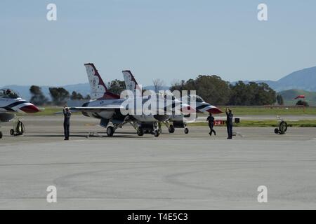 Die US Air Force Thunderbirds Antenne demonstration Team Taxi ihre Parkplätze, nachdem Sie an der Donner über der Bucht air show März 30, 2019 bei Travis Air Force Base, Calif. Das zeigen auch die F-22 Raptor und der US-Armee goldenen Ritter, zusammen mit 40 statischen zeigt. Die Veranstaltung geehrt Heimatstadt Helden wie Polizisten, Feuerwehrleute, Krankenschwestern, Lehrer und Bürger, deren selbstlose Arbeit ihren Gemeinschaften sicherer gemacht und verbessert die Lebensqualität. Stockfoto