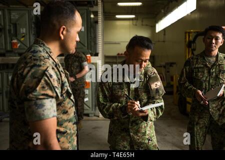 Soldaten, die von der Japan Masse Verteidigung-kraft besuchen US-Marines mit 3 Reconnaissance Bataillon, 3rd Marine Division, auf Camp Schwab, Okinawa, Japan, Jan. 28, 2019. Der Besuch wurde von Sgt. Maj. Dennis M. Bradley, der Sergeant Major von 3Rd Marine Division, und Sgt. Maj. Marcos A. Cordero, der Sergeant Major 3 Reconnaissance Bataillon und bestand aus Anzeige statischer Anzeigen der Geräte, die durch Aufklärung Marines Arbeitsgänge effektiv zu leiten. Stockfoto