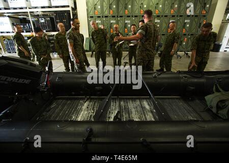 Soldaten, die von der Japan Masse Verteidigung-kraft besuchen US-Marines mit 3 Reconnaissance Bataillon, 3rd Marine Division, auf Camp Schwab, Okinawa, Japan, Jan. 28, 2019. Der Besuch wurde von Sgt. Maj. Dennis M. Bradley, der Sergeant Major von 3Rd Marine Division, und Sgt. Maj. Marcos A. Cordero, der Sergeant Major 3 Reconnaissance Bataillon und bestand aus Anzeige statischer Anzeigen der Geräte, die durch Aufklärung Marines Arbeitsgänge effektiv zu leiten. Stockfoto