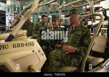 Soldaten, die von der Japan Masse Verteidigung-kraft besuchen US-Marines mit 3 Reconnaissance Bataillon, 3rd Marine Division, auf Camp Schwab, Okinawa, Japan, Jan. 28, 2019. Der Besuch wurde von Sgt. Maj. Dennis M. Bradley, der Sergeant Major von 3Rd Marine Division, und Sgt. Maj. Marcos A. Cordero, der Sergeant Major 3 Reconnaissance Bataillon und bestand aus Anzeige statischer Anzeigen der Geräte, die durch Aufklärung Marines Arbeitsgänge effektiv zu leiten. Stockfoto