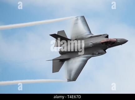 Us-Luftwaffe Kapitän Andrew "Dojo" Olson, F-35 Demonstration Team Pilot und Kommandant, führt eine Widmung Pass während der Melbourne Luft- und Raumfahrtmesse in Melbourne, Fla., 30. März 2019. Während der zweitägigen Veranstaltung kamen mehr als 50.000 Gäste die Melbourne Air und Space Show besucht haben. Stockfoto