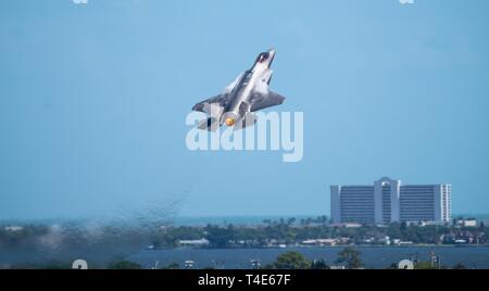 Kapitän Andrew "Dojo" Olson, F-35 Demonstration Team Pilot und Commander nimmt - weg in eine F-35A Lightning II während der Melbourne für Luft- und Raumfahrt zeigen, 29. März 2019 in Melbourne, Fla. Die neue Demonstration Highlights Die vollständige manövrieren Umschlag der F-35A Lightning II ermöglicht das Publikum seine rohe Power und Präzision zu sehen. Stockfoto