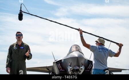 Kapitän Andrew "Dojo" Olson, F-35 Demonstration Team Pilot und Commander beteiligt sich an einem Medien Interview während der Melbourne für Luft- und Raumfahrt zeigen, 30. März 2019 in Melbourne, Fla. Die F-35 Demo Team die letzten 6 Monate damit verbracht hat die Konzeption und Entwicklung der neuen Demonstration, die während der Show uraufgeführt wurde. Stockfoto