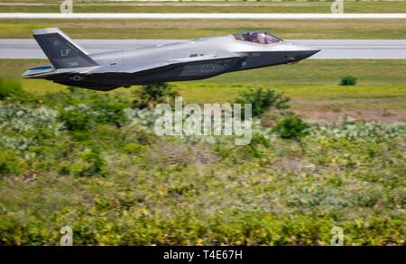 Kapitän Andrew "Dojo" Olson, F-35 Demonstration Team Pilot und Commander nimmt - weg in eine F-35A Lightning II während der Melbourne für Luft- und Raumfahrt zeigen, 29. März 2019 in Melbourne, Fla. Die neue Demonstration Highlights Die vollständige manövrieren Umschlag der F-35A Lightning II ermöglicht das Publikum seine rohe Power und Präzision zu sehen. Stockfoto