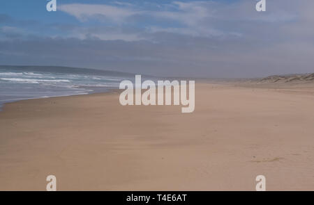 Blick auf den Strand und den Ozean auf der Oyster Catcher Trail in der Nähe von Boggams Bay an der Garden Route, Südafrika Stockfoto