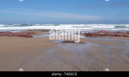 Blick auf den Strand und den Ozean auf der Oyster Catcher Trail in der Nähe von Boggams Bay an der Garden Route, Südafrika Stockfoto