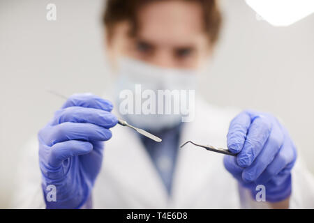 Nahaufnahme des unkenntlich Zahnarzt holding Instrumente bei der Behandlung von Patienten, kopieren Raum Stockfoto