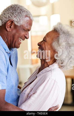 Profil Schuß liebevolle Senior Paar umarmen zu Hause zusammen Stockfoto