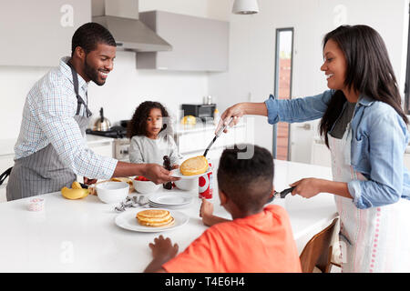 Familie in der Küche zu Hause Pfannkuchen zusammen Stockfoto