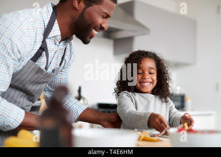 Vater und Tochter in der Küche zu Hause Pfannkuchen zusammen Stockfoto