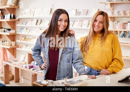 Porträt von zwei weiblichen Kunden in unabhängigen Kleidung und Geschenke Shop Stockfoto
