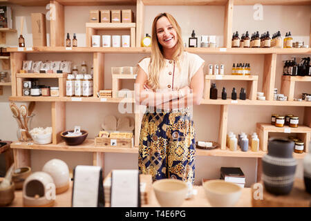 Porträt der Besitzerin der Unabhängigen Kosmetik Store Stockfoto