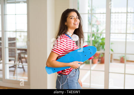 Schönen skater lächelnde Frau freundlich mit Skateboard Stockfoto