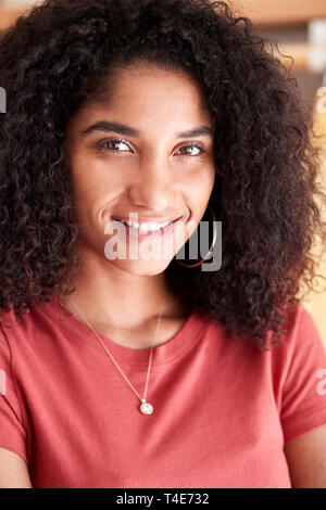 Portrait der weiblichen Kunden oder Eigentümer von Racks von Kleidung in Independent Fashion Store Stockfoto