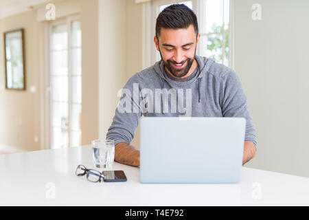 Mann lächelnd Arbeiten mittels Computer Laptop Stockfoto